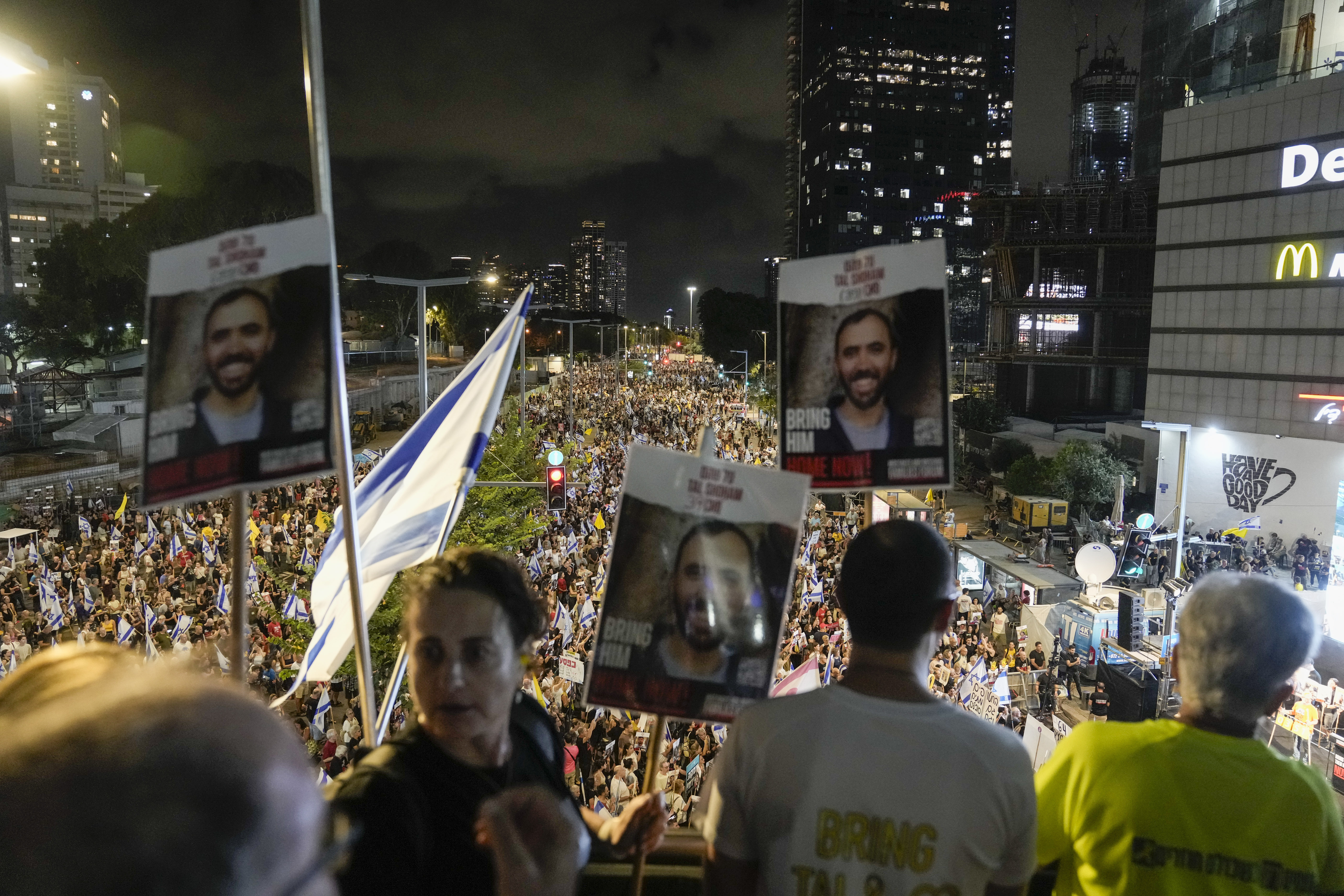 People protest against Prime Minister Benjamin Netanyahu's government and call for the release of hostages held in the Gaza Strip by the Hamas militant group, in Tel Aviv, Israel, Saturday, Sept. 21, 2024. (AP Photo/Mahmoud Illean)