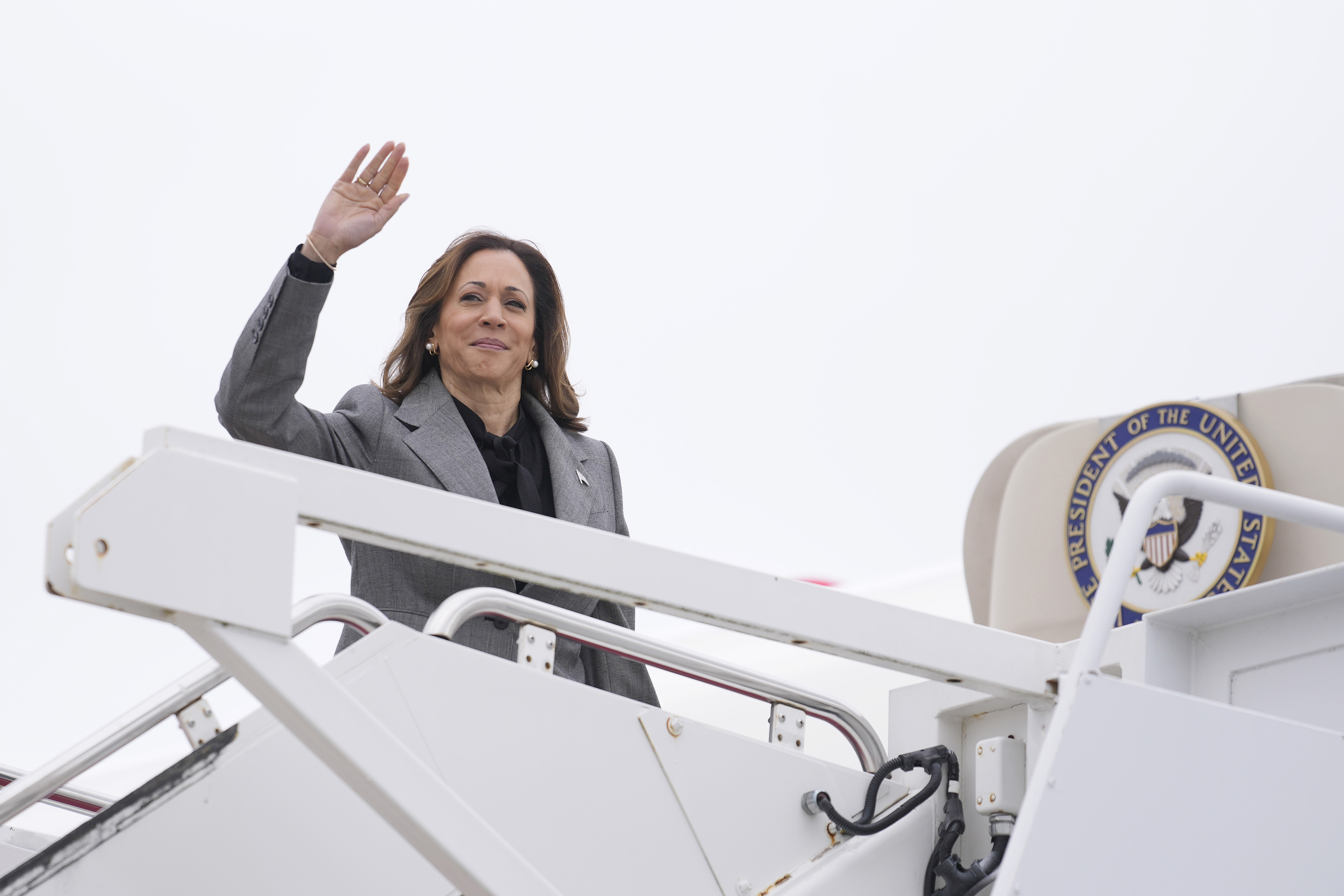 Democratic presidential nominee Vice President Kamala Harris departs from Andrews Air Force Base, Md., Sunday, Sept. 22, 2024, enroute to New York. (AP Photo/Matt Rourke)