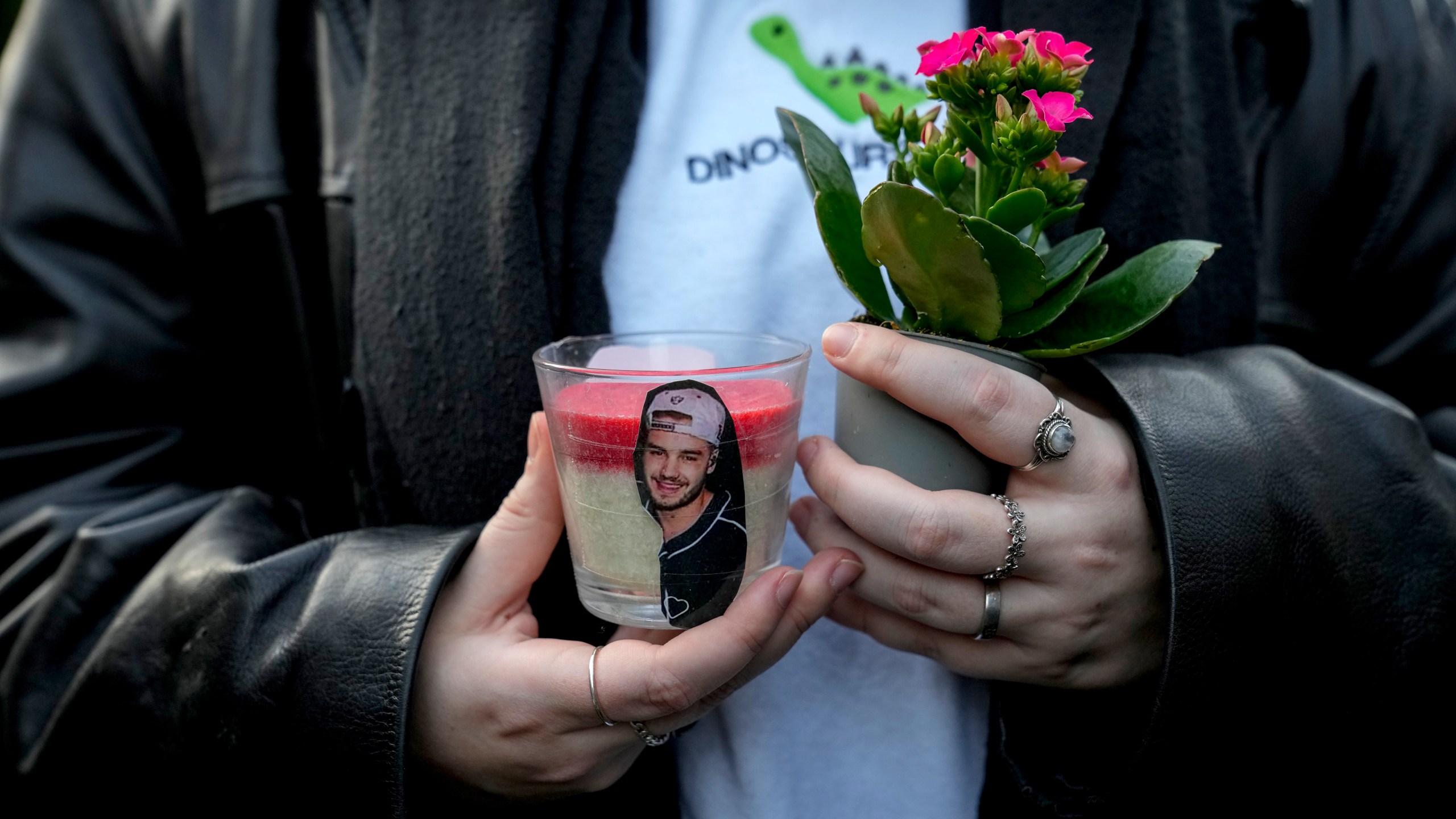 A fan pays tribute to late British singer Liam Payne, former member of the British pop band One Direction in Treptower Park in Berlin, Germany, Sunday, Oct. 20, 2024. (AP Photo/Ebrahim Noroozi)