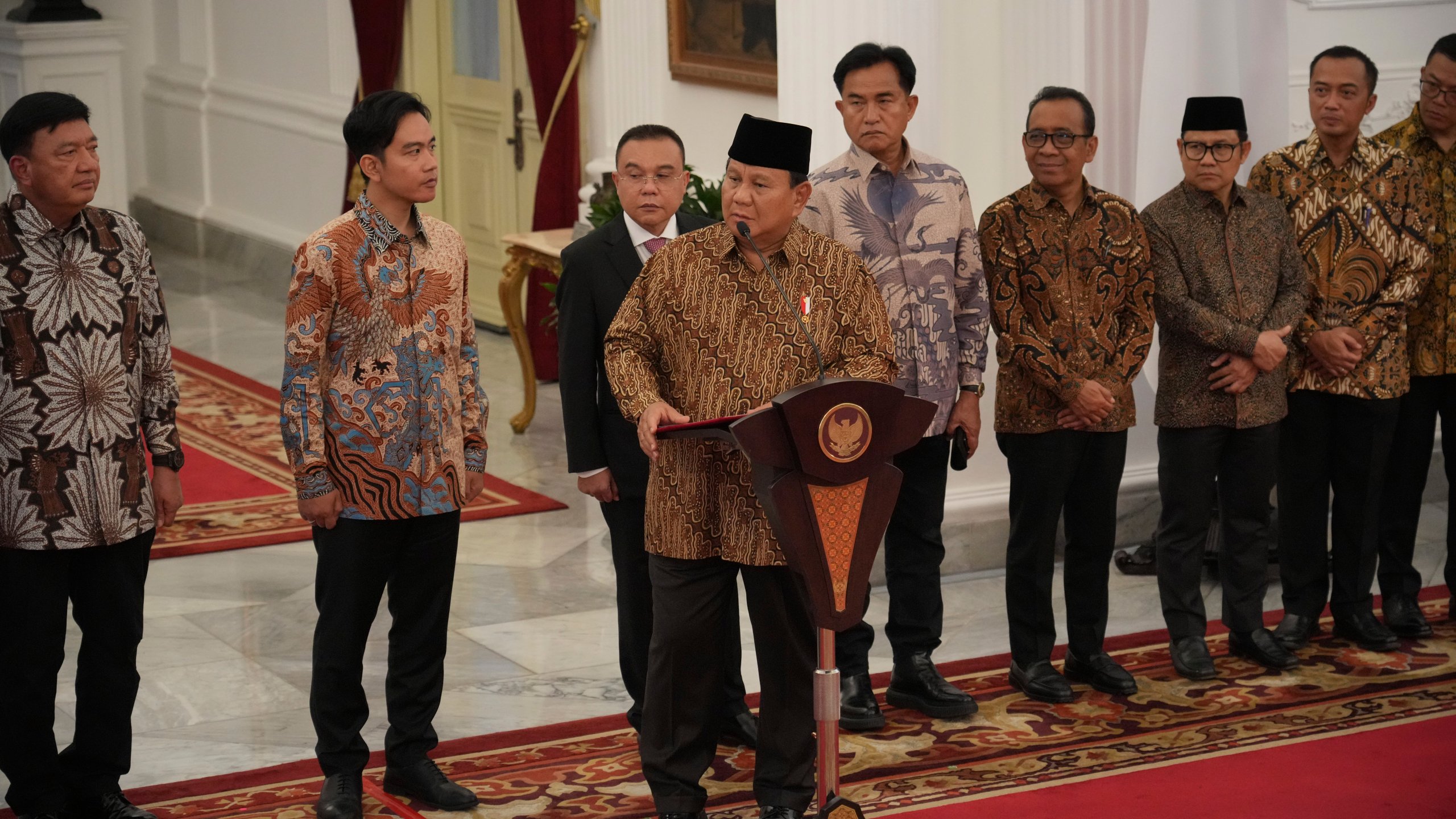 Indonesia's new President Prabowo Subianto, center, announces his cabinet lineup of newly-appointed ministers, at Merdeka Palace in Jakarta, Indonesia, Sunday, Oct. 20, 2024. (AP Photo/Achmad Ibrahim)