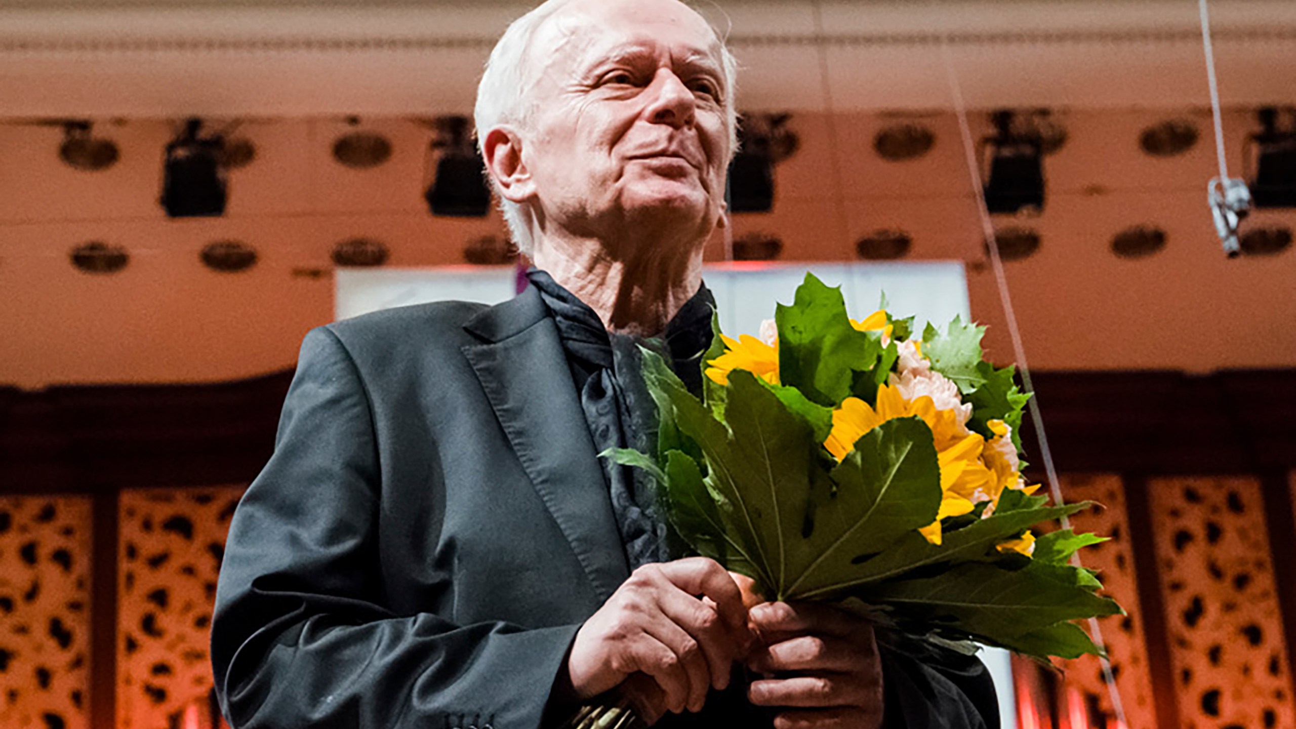 Polish pianist Janusz Olejniczak, who played the piano parts in the 2002 Oscar-winning movie "The Pianist," receives applause from the audience following a concert at the Warsaw Philharmonic on Jan. 5, 2020. Olejniczak died from heart attack on Sunday, Oct. 20, 2024. (AP Photo/Wojciech Grzedzinski )