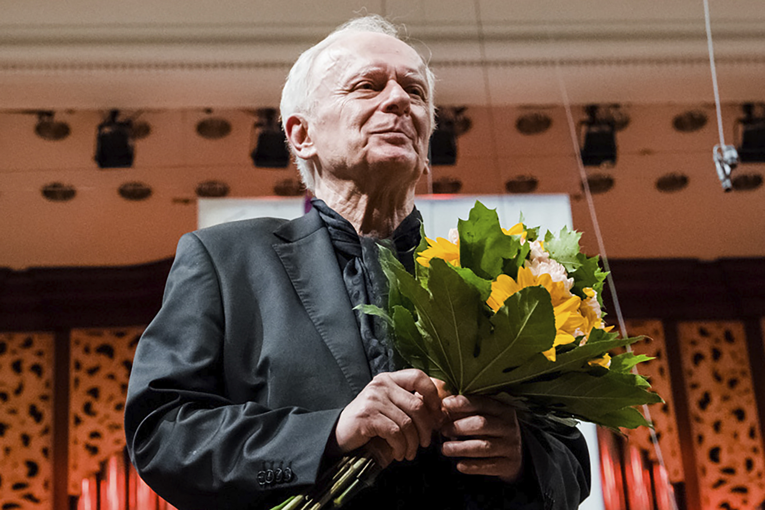 Polish pianist Janusz Olejniczak, who played the piano parts in the 2002 Oscar-winning movie "The Pianist," receives applause from the audience following a concert at the Warsaw Philharmonic on Jan. 5, 2020. Olejniczak died from heart attack on Sunday, Oct. 20, 2024. (AP Photo/Wojciech Grzedzinski )