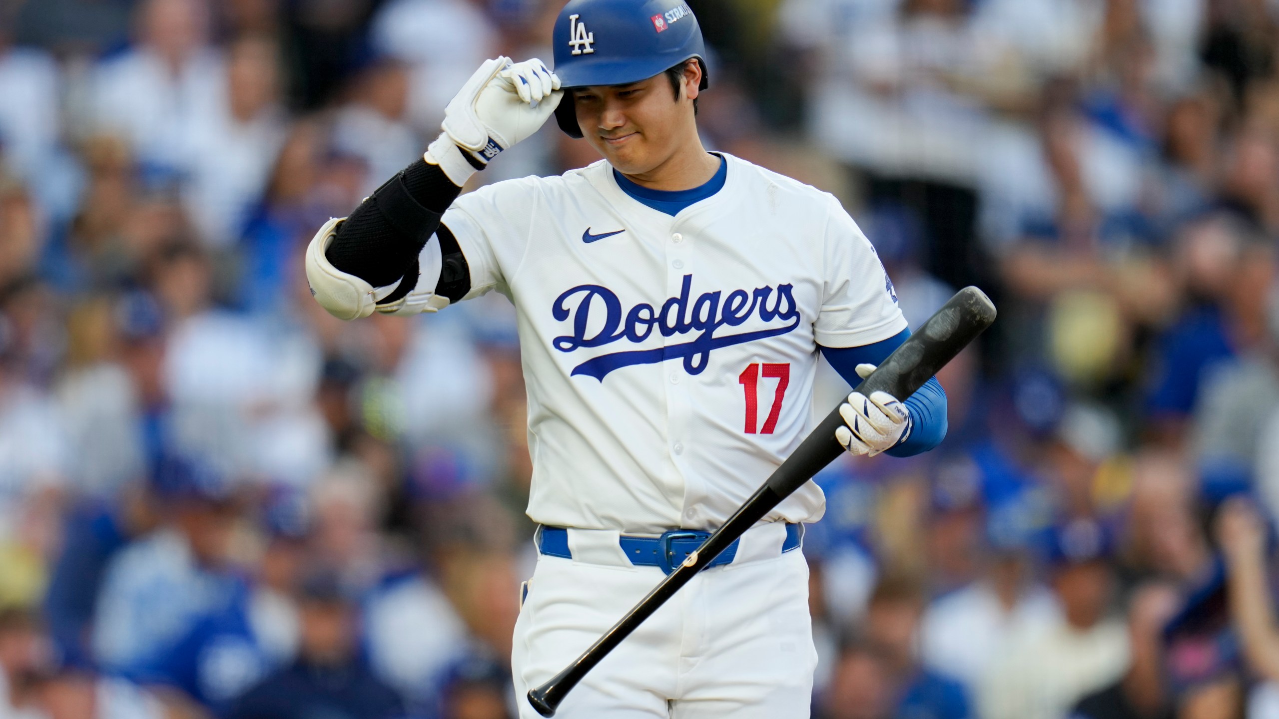 Los Angeles Dodgers' Shohei Ohtani bats against the New York Mets during the first inning in Game 6 of a baseball NL Championship Series, Sunday, Oct. 20, 2024, in Los Angeles. (AP Photo/Julio Cortez)