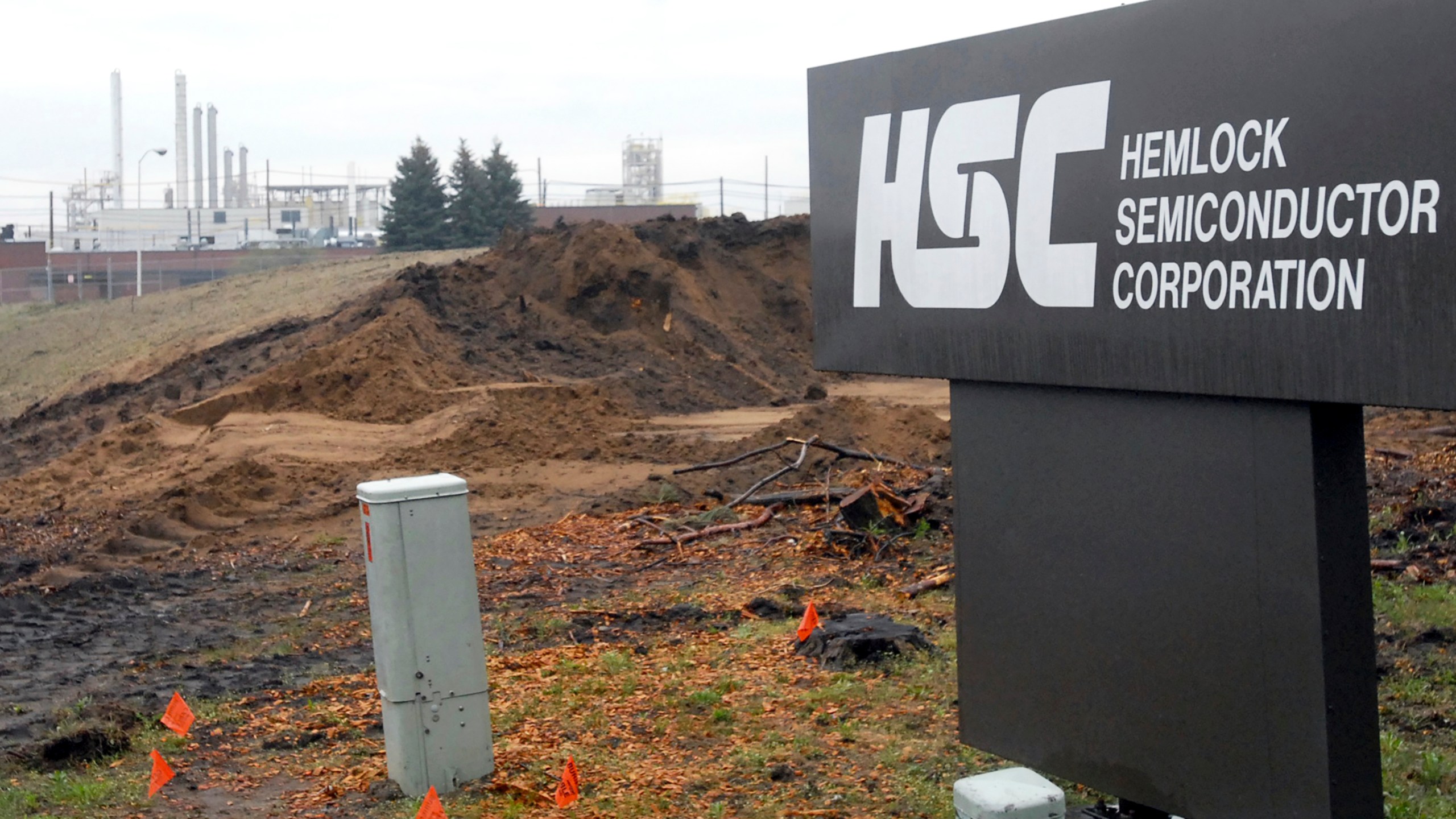 FILE - Hemlock Semiconductor Corp.'s plant in Thomas Township, Mich., May 2, 2007. (AP Photo/The Saginaw News, Melanie Sochan, File)