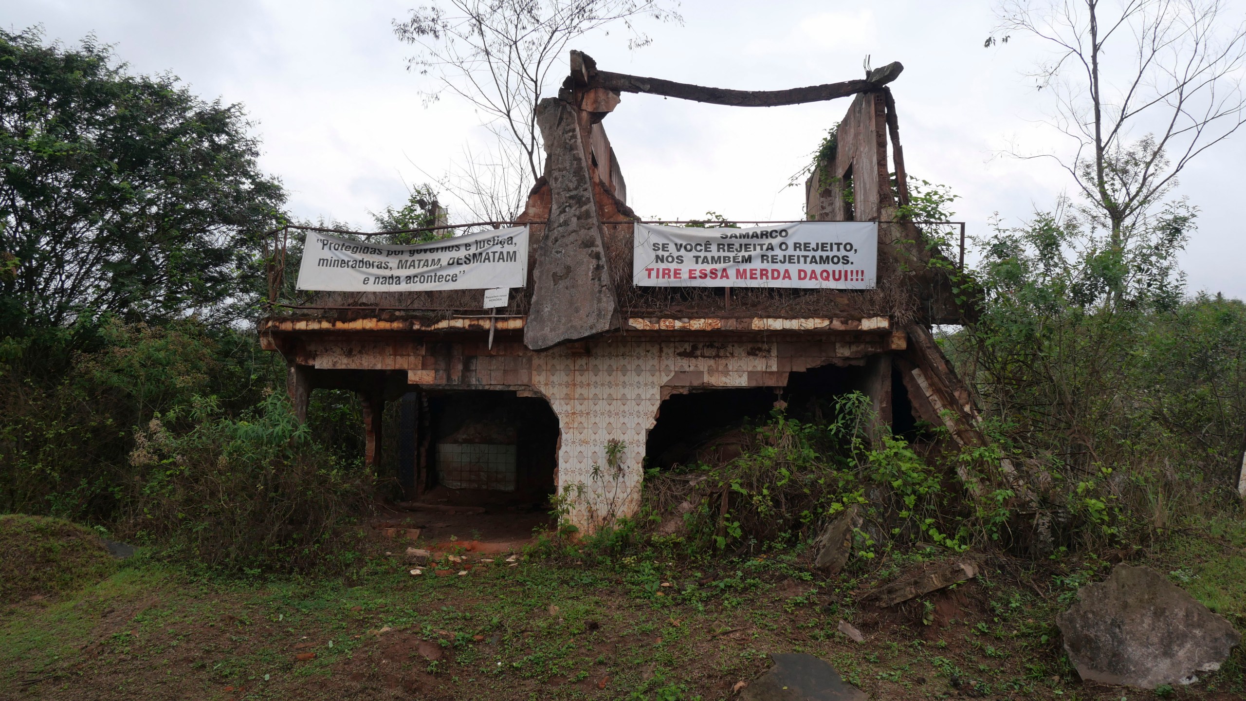 A home that was destroyed by a dam break stands in ruins in Bento Rodrigues, Minas Gerais state, Brazil, Oct. 19, 2024. Victims of Brazil’s worst environmental disaster, on Nov. 5, 2015, took their case for compensation to a UK court on Monday, Oct. 21, 2024, almost nine years after tons of toxic mining waste poured into a major waterway, killing 19 people and devastating local communities. (AP Photo/Eleonore Hughes)