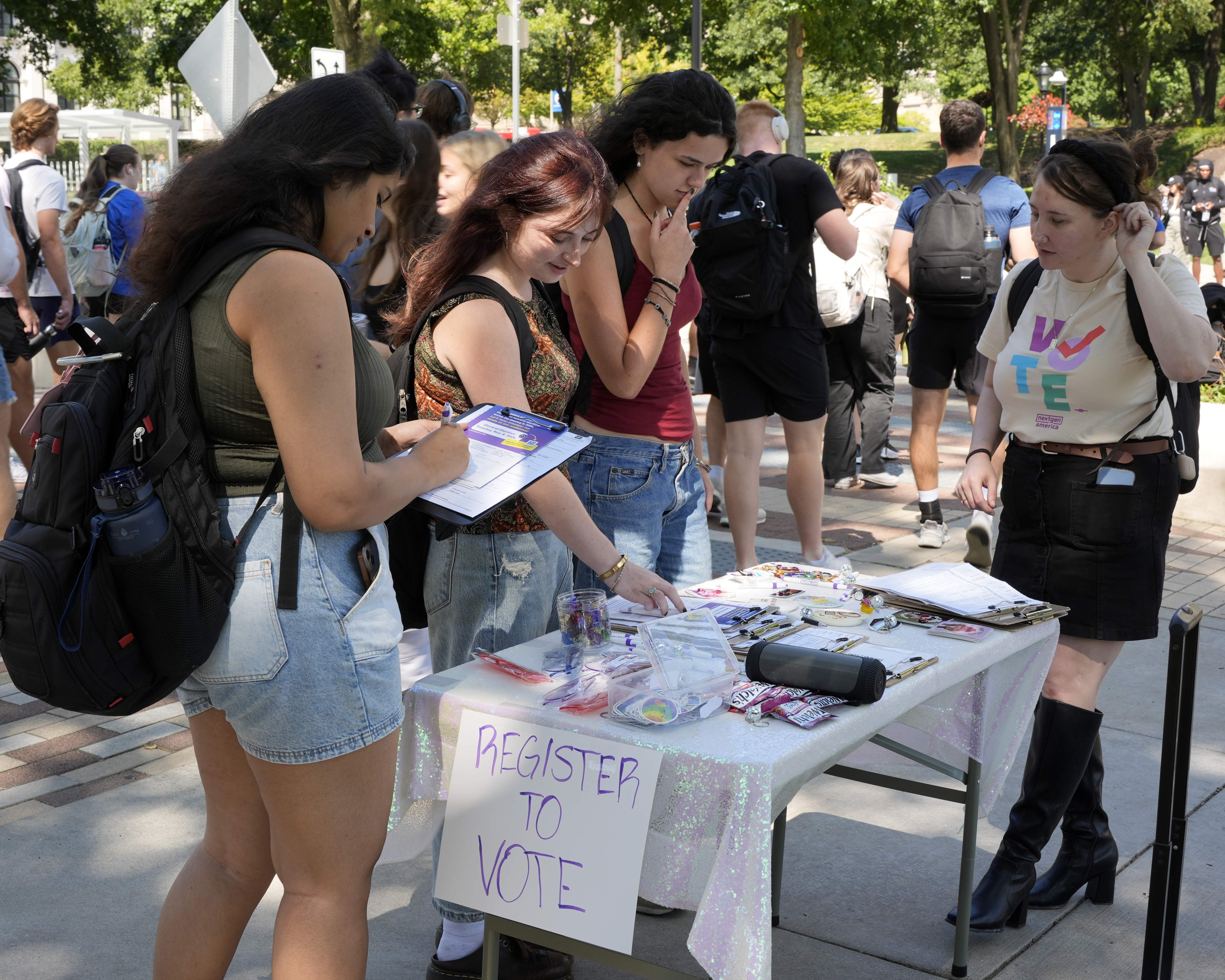 Cortney Bouse, right, explains registering to vote with University of Pittsburgh students on campus in Pittsburgh, Thursday, Sept. 12, 2024. (AP Photo/Gene J. Puskar)