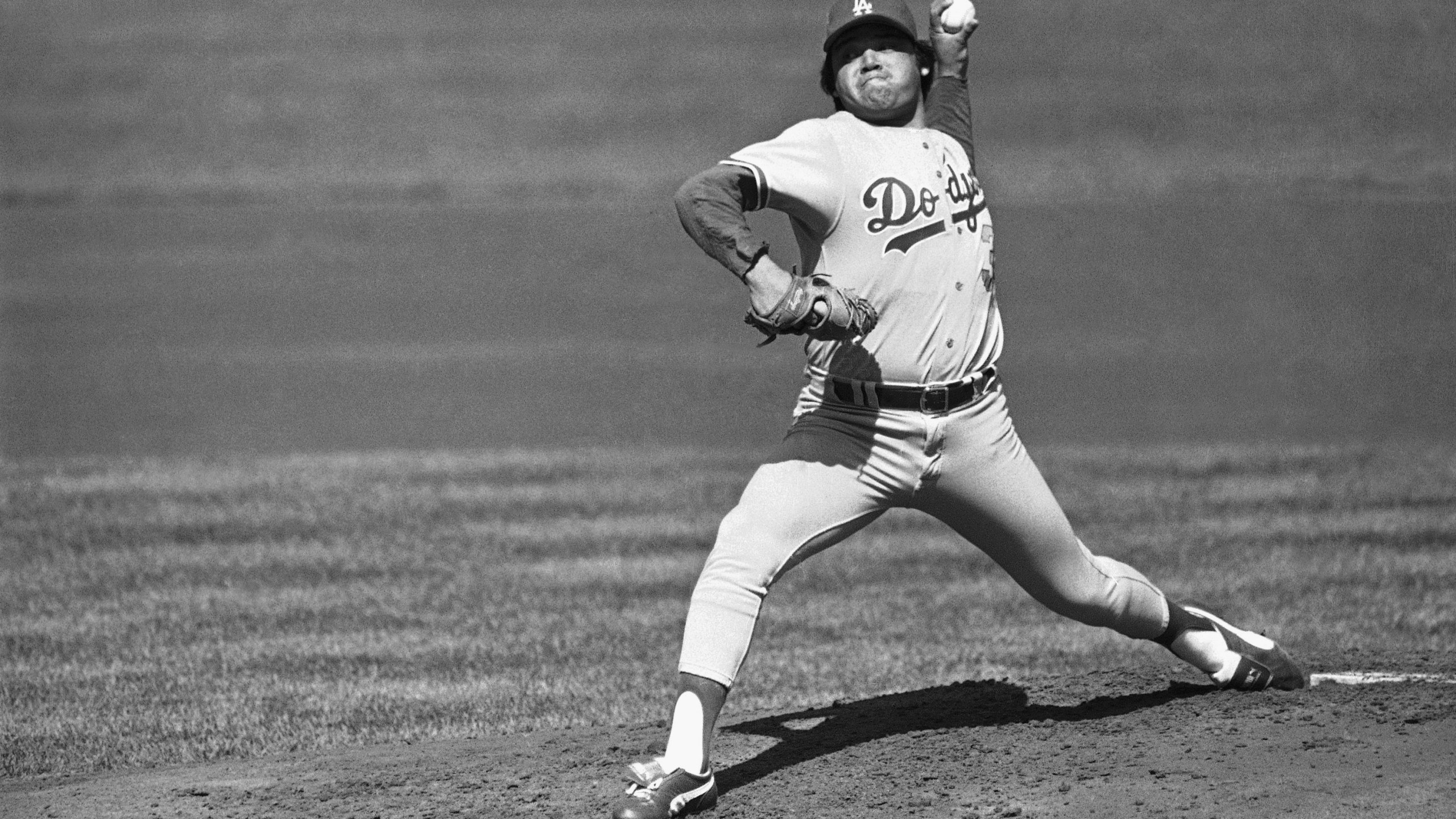 FILE - Los Angeles Dodgers pitcher Fernando Valenzuela pitches against a San Francisco Giants batter during the first inning at Candlestick Park, Oct. 3, 1982, in San Francisco. Fernando Valenzuela, the Mexican-born phenom for the Los Angeles Dodgers who inspired “Fernandomania” while winning the NL Cy Young Award and Rookie of the Year in 1981, has died Tuesday, Oct. 22, 2024. (AP Photo, File)