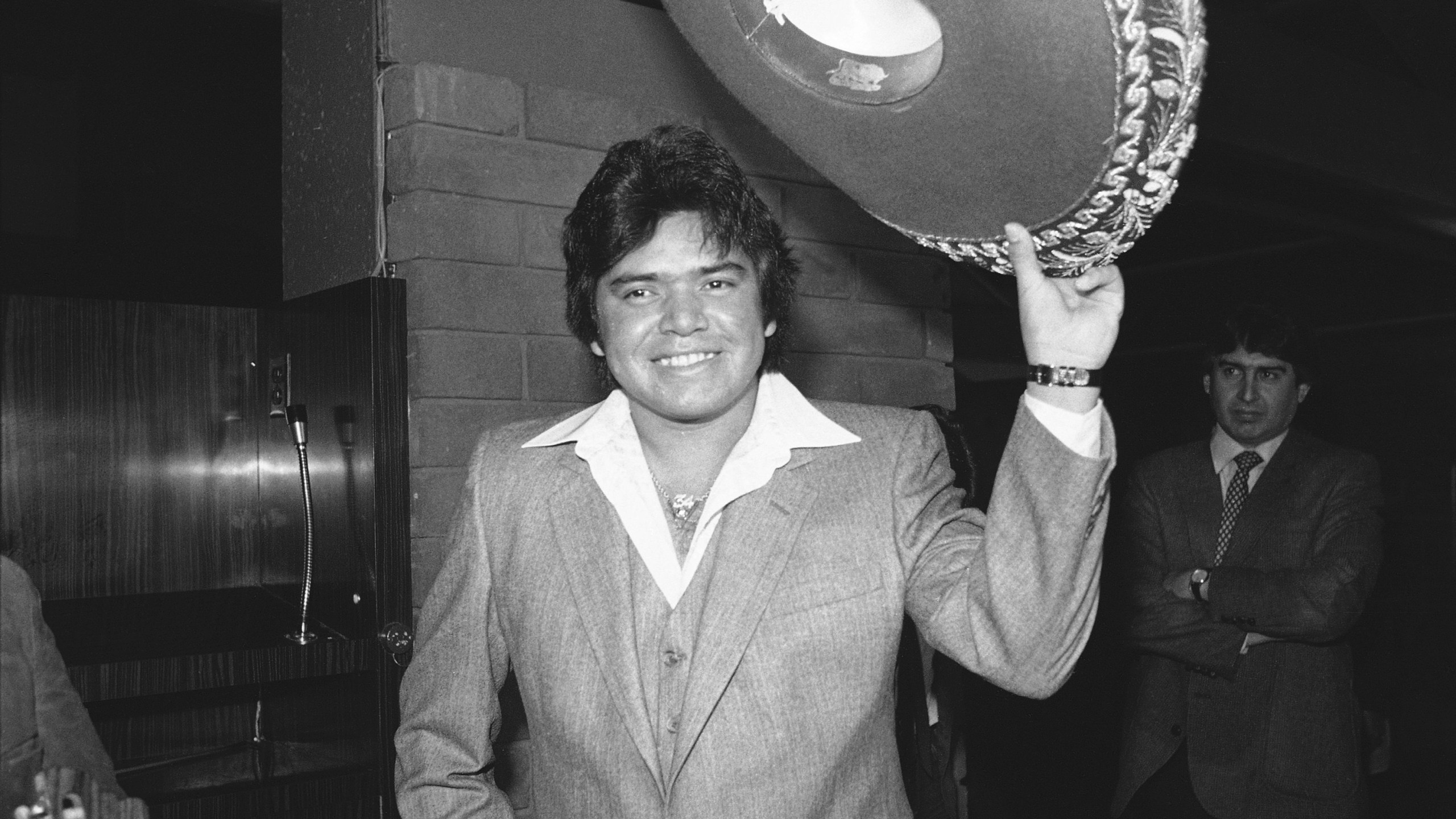 FILE - Los Angeles Dodger pitcher Fernando Valenzuela tips his sombrero at a news conference after he was named National League Rookie of the Year, Dec. 2, 1981, in Los Angeles. Fernando Valenzuela, the Mexican-born phenom for the Los Angeles Dodgers who inspired “Fernandomania” while winning the NL Cy Young Award and Rookie of the Year in 1981, has died Tuesday, Oct. 22, 2024.(AP Photo/Wally Fong, File)