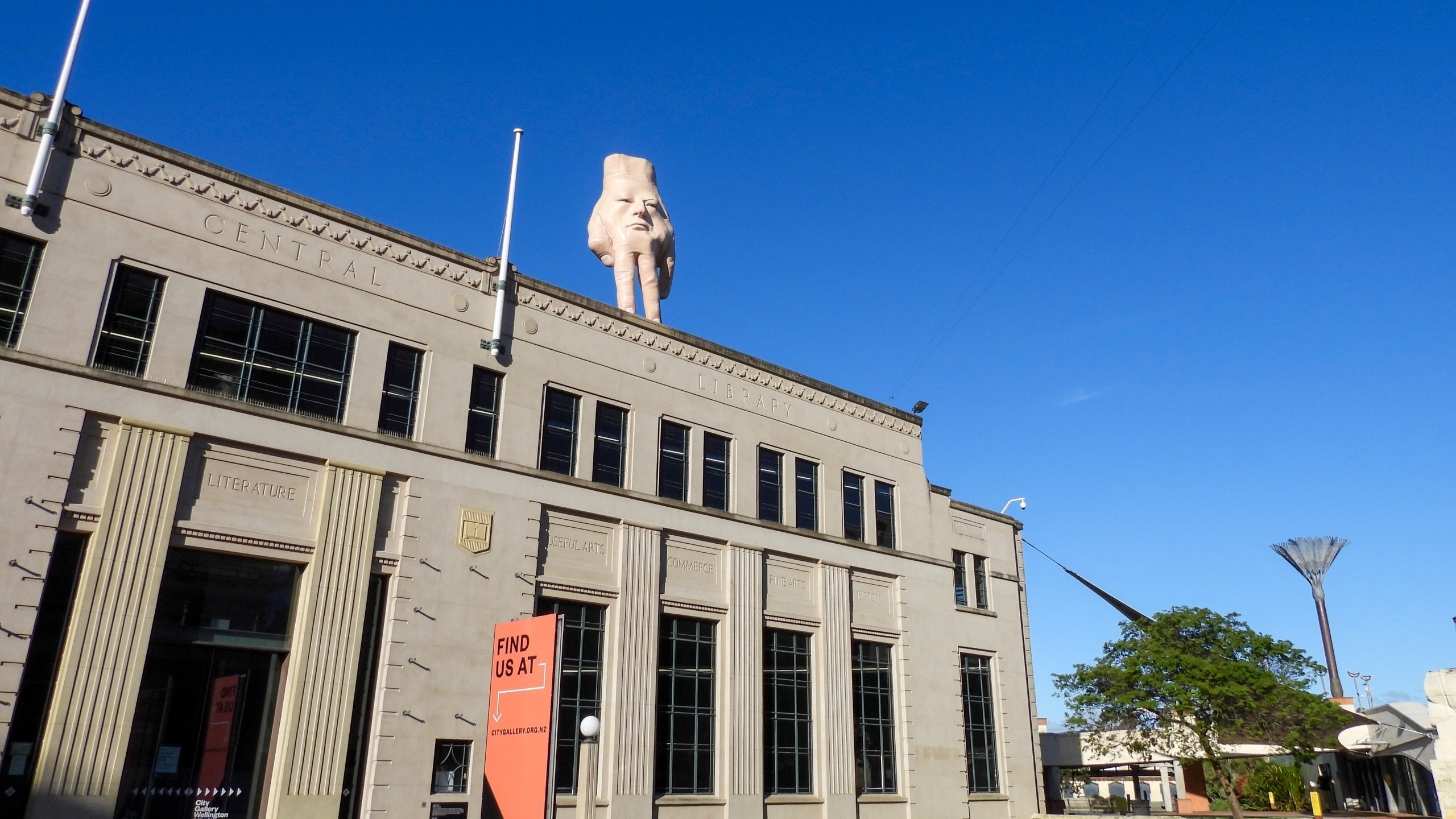 A 16-foot- ( almost 5 meters ) tall hand sculpture named Quasi stands perched on its fingertips atop the roof of an art gallery in Wellington, New Zealand, Wednesday, Oct. 30, 2024. (AP photo/Charlotte Graham-McLay)