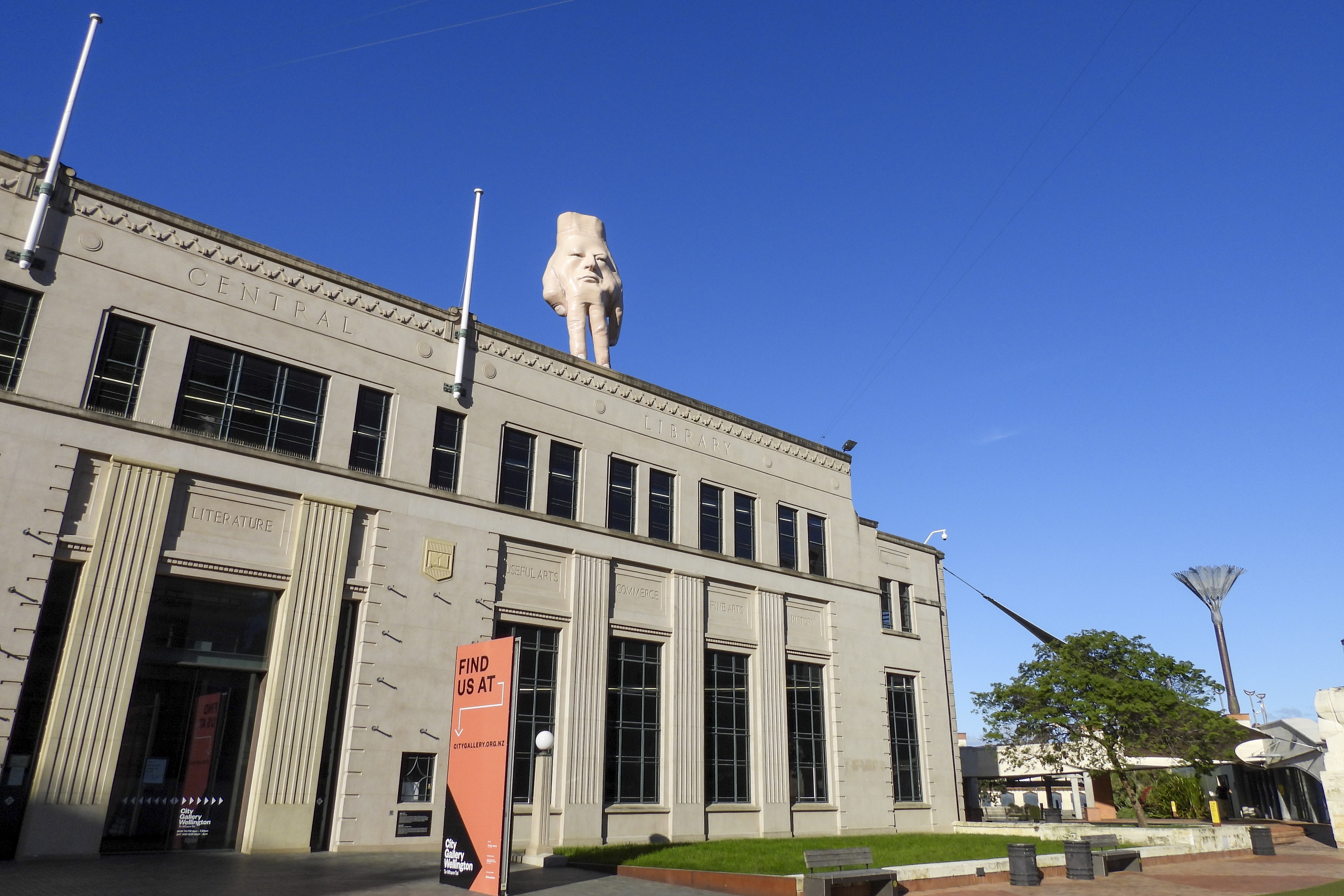 A 16-foot- ( almost 5 meters ) tall hand sculpture named Quasi stands perched on its fingertips atop the roof of an art gallery in Wellington, New Zealand, Wednesday, Oct. 30, 2024. (AP photo/Charlotte Graham-McLay)