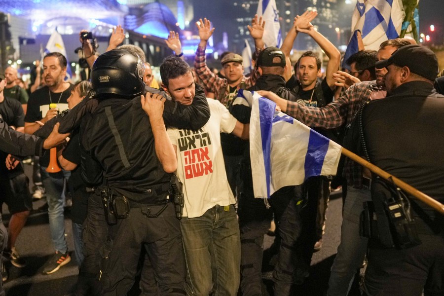 Israeli police try to push back protesters from a main road after Prime Minister Benjamin Netanyahu has dismissed his defense minister Yoav Gallant in a surprise announcement in Tel Aviv, Israel, Tuesday, Nov. 5, 2024. (AP Photo/Oded Balilty)