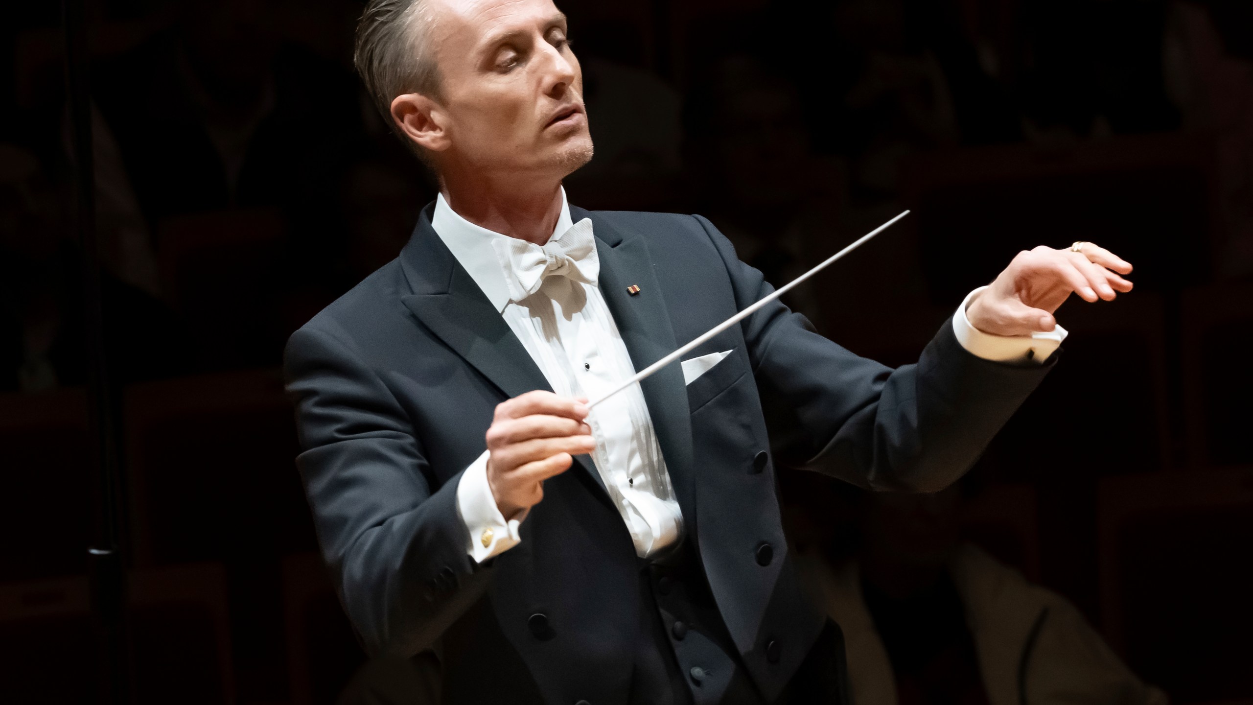 This image released by the Pacific Symphony Orchestra shows guest conductor Alexander Shelley performing the "New World Symphony" concert in the Renee and Henry Segerstrom Concert Hall in Costa Mesa, Calif., on Nov. 30, 2023. Shelley will become music director of the Pacific Symphony Orchestra for the 2026-27 season, following the 3 1/2-decade tenure of Carl St. Clair. (Doug Gifford/Pacific Symphony Orchestra via AP)