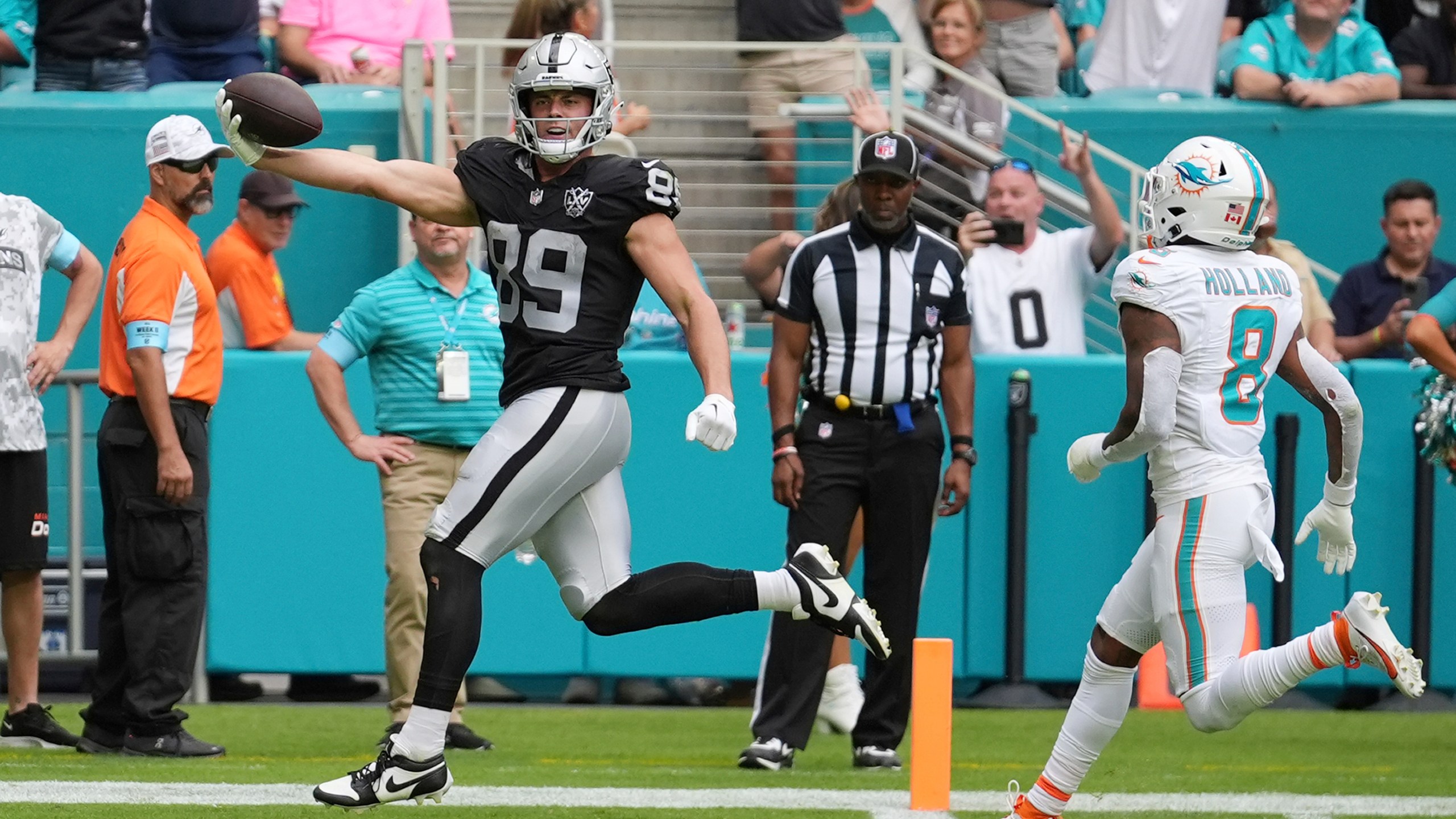 Las Vegas Raiders tight end Brock Bowers (89) scores a touchdown during the second half of an NFL football game against the Miami Dolphins, Sunday, Nov. 17, 2024, in Miami Gardens, Fla. (AP Photo/Rebecca Blackwell)