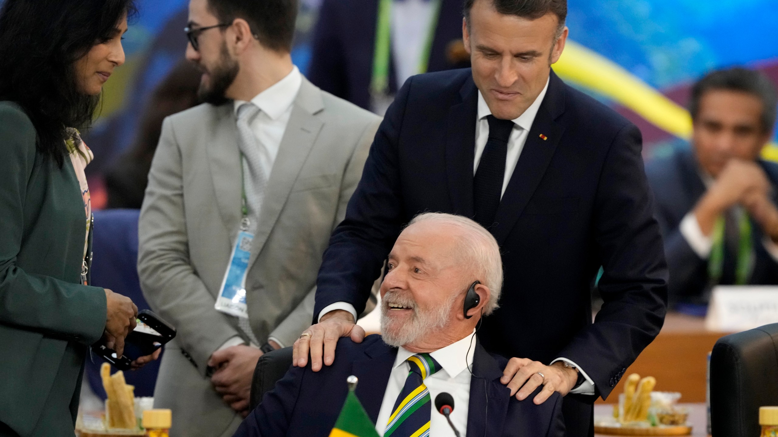 France's President Emmanuel Macron, top, and Brazil's President Luiz Inacio Lula da Silva talk during the G20 Summit leaders meeting in Rio de Janeiro, Monday, Nov. 18, 2024. (AP Photo/Eraldo Peres)