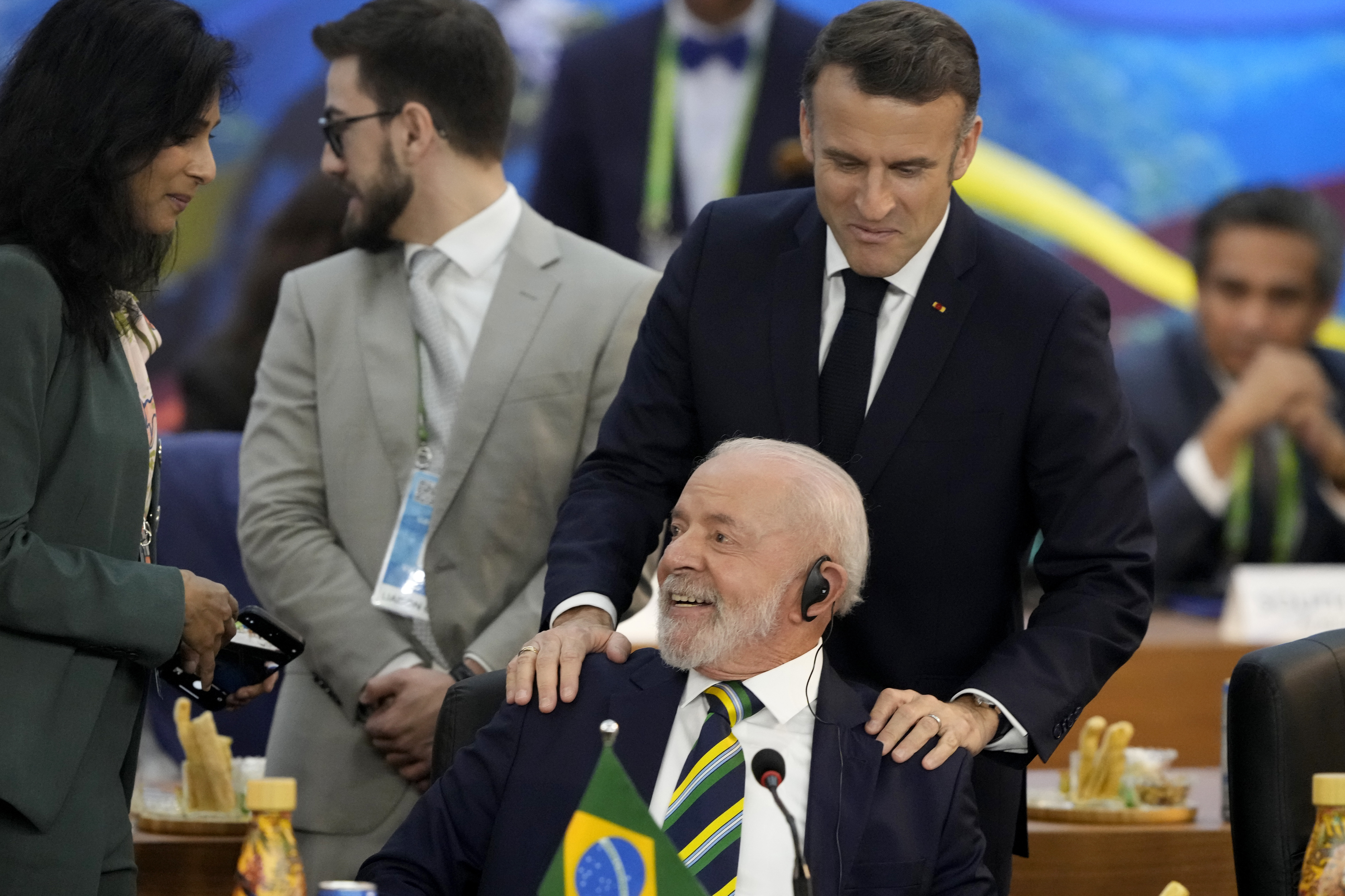 France's President Emmanuel Macron, top, and Brazil's President Luiz Inacio Lula da Silva talk during the G20 Summit leaders meeting in Rio de Janeiro, Monday, Nov. 18, 2024. (AP Photo/Eraldo Peres)