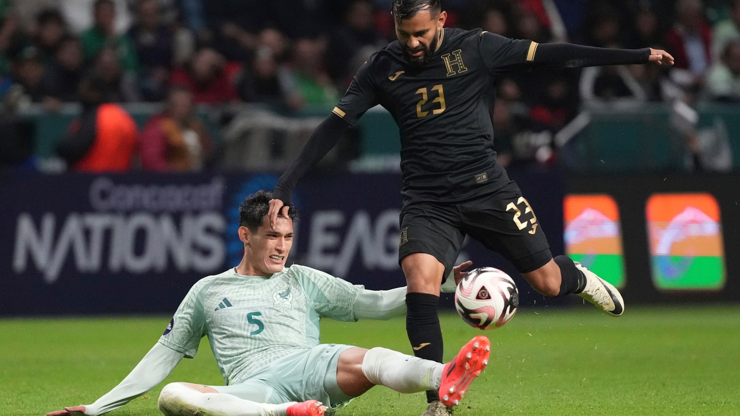 Mexico's Jesús Orozco, left, and Honduras' Jorge Álvarez fight for the ball during a CONCACAF Nations League quarterfinals second leg soccer match at Nemesio Díez stadium in Toluca, Mexico, Tuesday, Nov. 19, 2024. (AP Photo/Eduardo Verdugo)