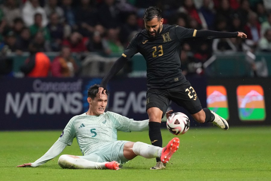 Mexico's Jesús Orozco, left, and Honduras' Jorge Álvarez fight for the ball during a CONCACAF Nations League quarterfinals second leg soccer match at Nemesio Díez stadium in Toluca, Mexico, Tuesday, Nov. 19, 2024. (AP Photo/Eduardo Verdugo)