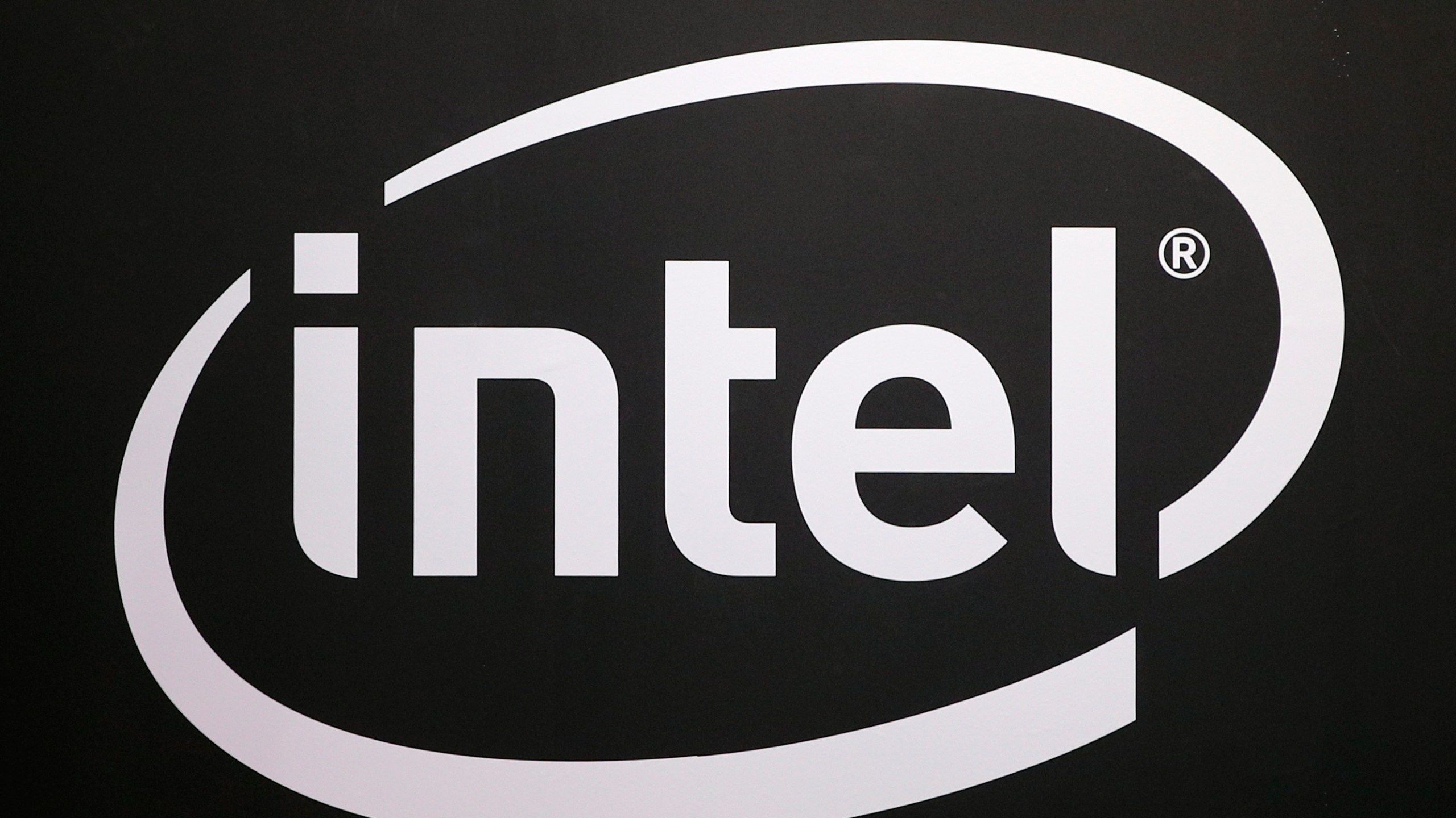 El logo de Intel en una feria empresarial en París, el 4 de noviembre del 2017. (Foto AP /Christophe Ena)