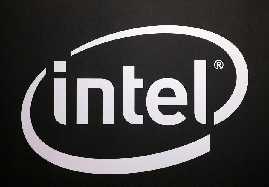 El logo de Intel en una feria empresarial en París, el 4 de noviembre del 2017. (Foto AP /Christophe Ena)