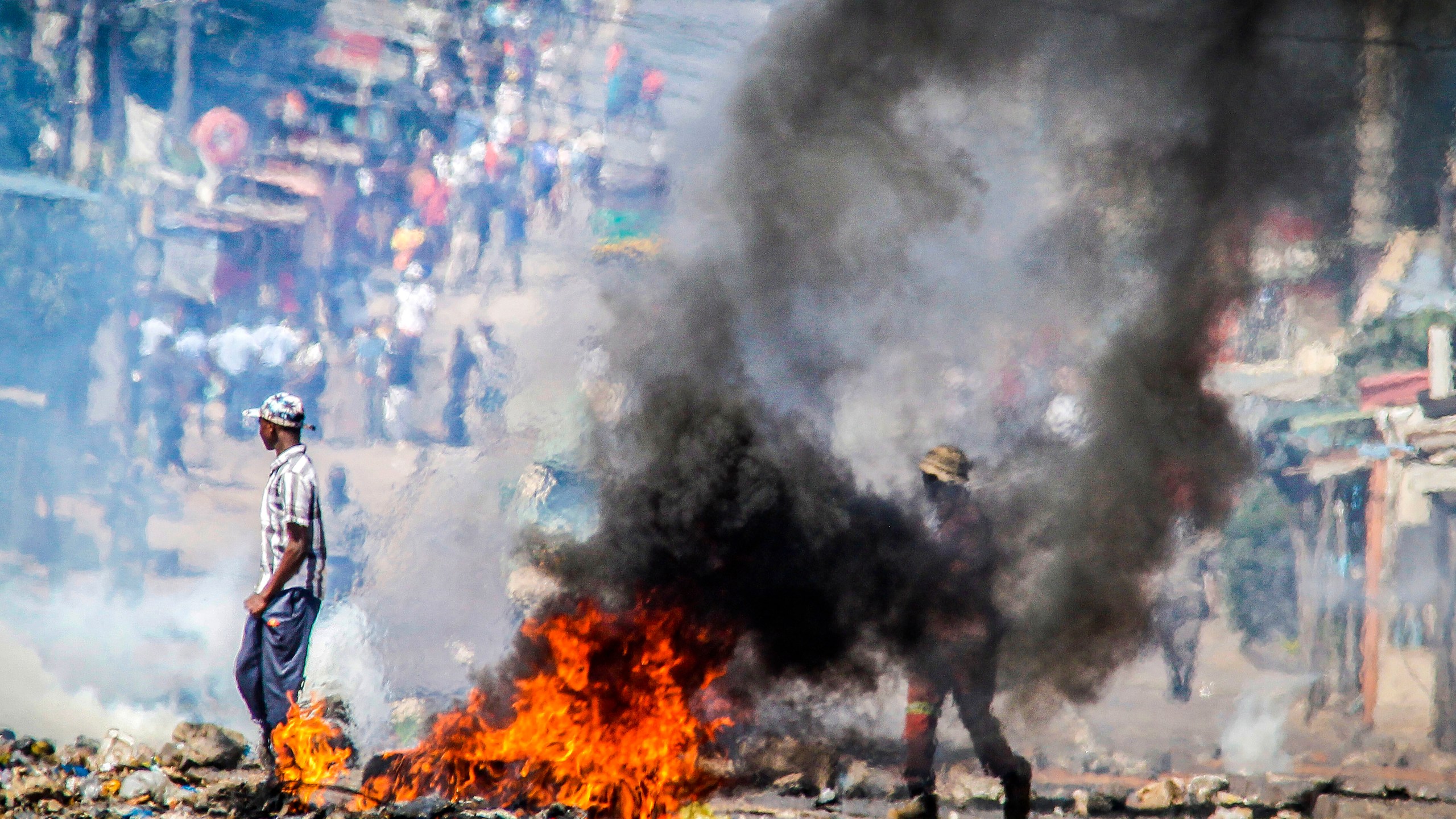 FILE - A barricade burns Tuesday, Nov. 5, 2024 in Mozambique's capital, Maputo,Tuesday, Nov. 5, 2024 in protests that have engulfed the country after the opposition rejected the results of the country's polls which saw the Frelimo party extend its 58-year rule. (AP Photo/Carlos Uqueio, File)