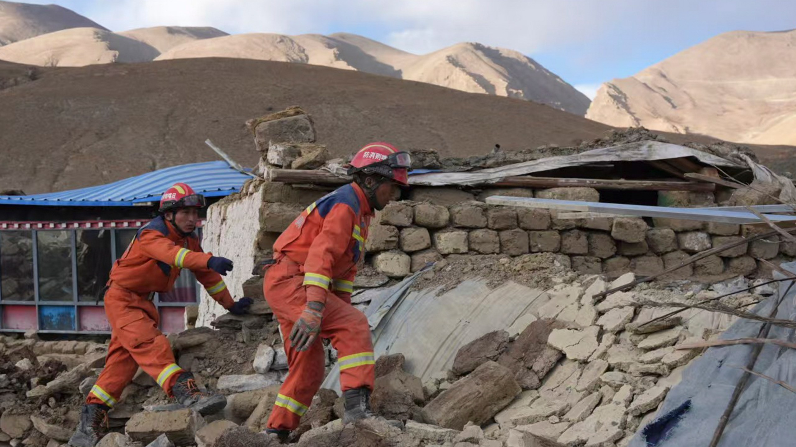 In this photo released by Xinhua News Agency, rescue workers conduct search and rescue for survivors in the aftermath of an earthquake in Changsuo Township of Dingri in Xigaze, southwestern China's Tibet Autonomous Region on Tuesday, Jan. 7, 2025. (Jigme Dorje/Xinhua via AP)