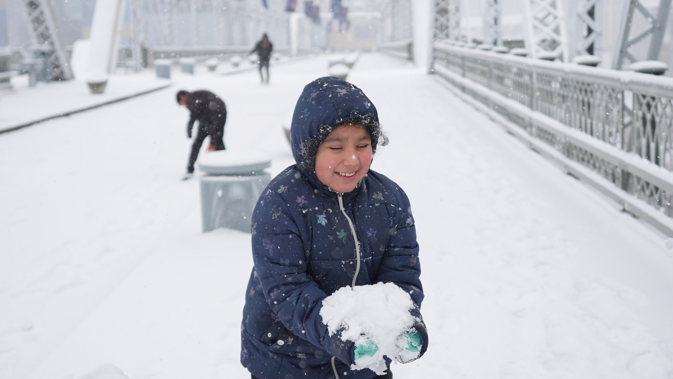 Joselyn Catlan, 9, plays in the snow Friday, Jan 10, 2025, in Nashville, Tenn. (AP Photo/George Walker IV)