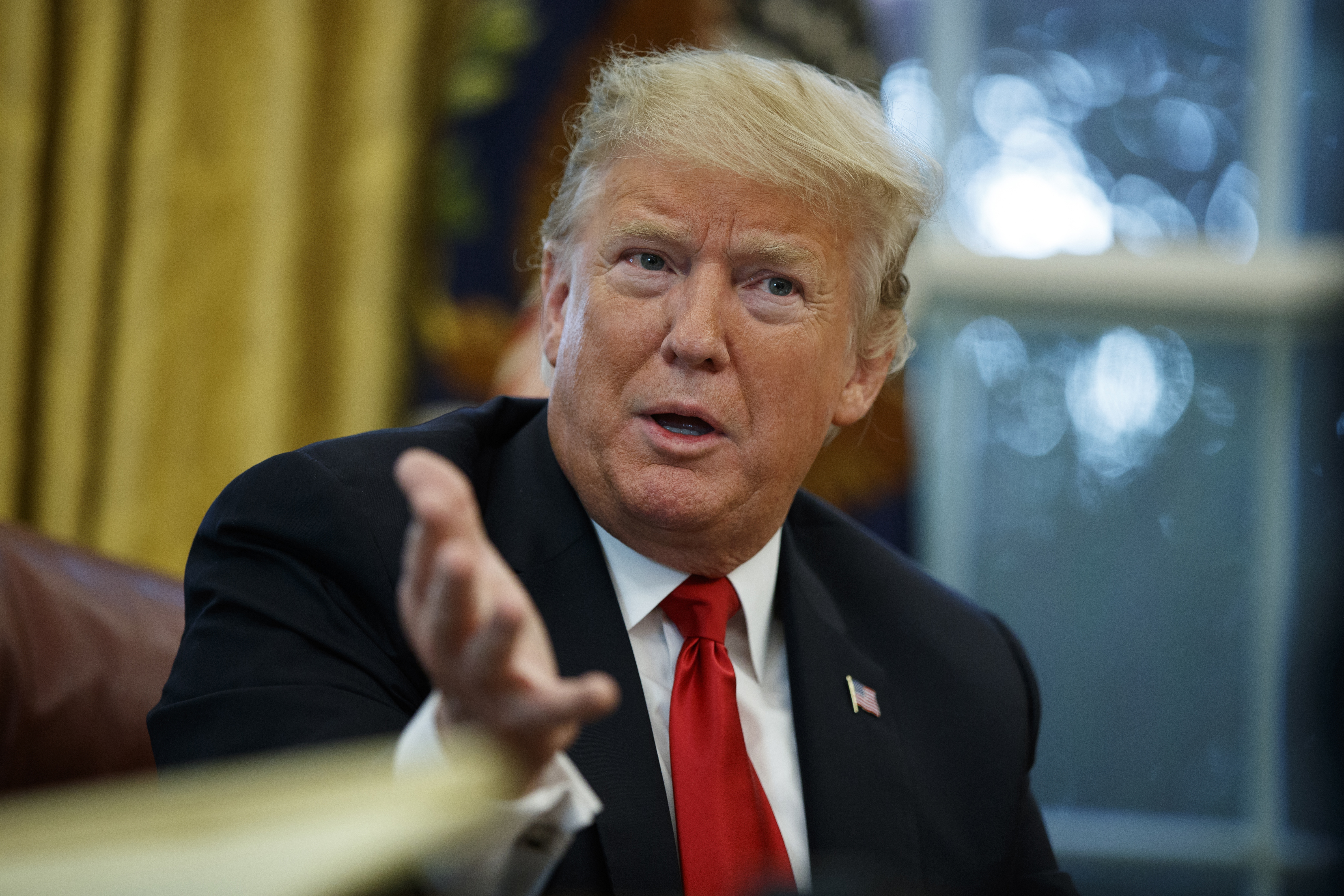 ARCHIVO - El presidente Donald Trump habla durante una entrevista con The Associated Press en la Oficina Oval de la Casa Blanca en Washington el 16 de octubre de 2018. (AP Foto/Evan Vucci, Archivo)